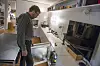 Denne rekken med skap ser nokså vanlig ut. Men det ene skapet skjuler en 3D-printer. Solheim har lydisolert skapet og sørget for lufting. Foto: Mathias Klingenberg