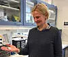Energielement: Marianne Engvoll leder Skatech-selskapet TEGma som utvikler termoelektriske moduler for større varmekilder. Her holder hun et element som inngår i slike moduler i hånden. Foto: TEGma