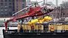 Ulykkeshelikopteret blir heiset opp på en pram dagen etter ulykken på East River i New York.