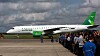 Det første E190-E2-flyet taues til mottaksseremonien på Embraer-fabrikken i forrige uke. I dag lander LN-WEA på norsk jord for første gang.