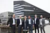 Powerhouse-alliansen foran Powerhouse Brattørkaia. F.v.: Administrerende direktør i Skanska, Ståle Rød, tidligere administrerende direktør i Asplan Viak, Øyvind Mork, Tonje Frydenlund, direktør for forretningsutvikling i Snøhetta , leder i Zero, Marius Holm, daglig leder Powerhouse, Rune Stene, og prosjektdirektør i Entra- Per Ola Løvholm. Foto: Ronny Danielsen
