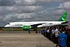 Det første E190-E2-flyet taues til mottaksseremonien på Embraer-fabrikken i forrige uke. I dag lander LN-WEA på norsk jord for første gang. Foto: Per Erlien Dalløkken