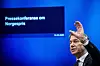 Energiminister Terje Aasland (Ap) legger fram detaljene om norgespris på en pressekonferanse mandag.