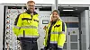 Solcellespesialistens Carl Christian Strømberg og Anne Marte Minge Engh foran et av batterisystemene de har levert. Foto: TUM Studio