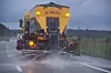 Veidriftsentreprenør Mesta sprer salt på en riksvei i Østfold.