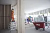 Rehabiliteringen av Kjørbo i Sandvika er i full gang. Inne i bygget skal glasset fra den gamle fasaden settes inn som skillevegger.