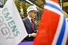 Statsminister Jonas Gahr Støre besøkte Siemens Energys turbinfabrikk i Berlin i november 2022. Fabrikken ønsker å bruke norsk gass til å utvikle grønn hydrogen. Siemens Energy er et tysk selskap med over 91 000 ansatte i 90 land. 16 prosent av all global energiproduksjon er basert pà deres teknologi. Ved hovedkvarteret i Berlin produseres hovedsakelig gassturbiner som er hydrogen-kompatible (H2-ready), dvs. som kan forbrenne hydrogen nar energimiksen i fremtiden legges om fra gass til hydrogen.Foto: Javad Parsa / NTB