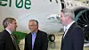 Widerøe-sjef Stein Nilsen, Embraer-sjef Paulo Cesar de Souza e Silva og sjef for Embraers passasjerflyvirksomhet John Slattery ved Widerøes første fly dagen før overlevering. Foto: Per Erlien Dalløkken