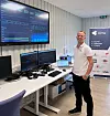Produksjons- og testingeniør Heien Rotneim i Alma Clean Power har full oversikt under testing av 100 kW brenselcellen i kontrollrommet på Stord. Foto: Alma Clean Power