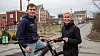 – Med sporingsenheten montert i sykkelstyret, skal det bli lettere å gjenfinne sykler som stjeles i byene, sier Birgitte Sunde. Her med Viggo Henriksen. Foto: Alf Bergin