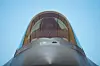 Den amerikanske flygeren Brian Bann skrur av systemene etter å ha fløyet Norges sjuende F-35 til Luke. Foto: Staff Sgt. Jensen Stidham