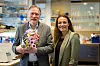 Professor Terje Johansen ved UiT ble hedret med Kong Olav Vs kreftforskningspris. Her sammen med generalsekretær Ingrid Stenstadvold Ross i Kreftforeningen.
