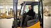 Operatør Hallgrim Asperheim er en av to driftsoperatører. Paller med battericeller fra LG Chem kjører med truck til første celle. Deretter går alt automatisk.Første robotcelle forsynes med pall