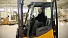 Operatør Hallgrim Asperheim er en av to driftsoperatører. Paller med battericeller fra LG Chem kjører med truck til første celle. Deretter går alt automatisk.Første robotcelle forsynes med pall