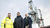 Test: 9. januar ble vismut for første gang testet ut som materiale for å plugge forlatte olje- og gassbrønner på Ullrigg testsenter på Ullandhaug i Stavanger. – Testen var vellykket, sier Steinar Lomeland (t.v.) leder for Ullrigg Testsenter. Johan Kverneland fra TotalEnergies og Gert Rege fra Wellstrøm var også fornøyde.
