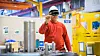 Echtioui Elmachkoar tester AR-brillene Hololens ved produksjonslinja. Foto: Eirik Helland Urke