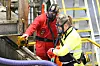 Det er ekstra strenge krav til helse, miljø og sikkerhet ved arbeid med hybridoljer. Alle må bruke masker og bære målere på seg. Foto: Marianne Henriksen/Kystverket