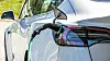 En Tesla Model 3 under normallading på en hjemmeladestasjon.