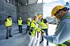 Miljø og prosessingeniør Lise Gunn Storeheier Karlsen og driftssjef Fredrik Johnsen viser frem glasset som vil brukes til isolasjon. Foto: Paal-André Schwital
