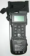 Combat Survivor Evader Locator-enheten (CSEL) er normalt integrert i overlevelsesvesten til flygerne. Den nedre delen av enheten er det oppladbare batteriet. Foto: Naval Air Systems Command