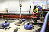 Ved Nasjonalt senter for testing av oljevernutstyr har bassenget fått et utslipp av hybridolje. Målet deres er å få mer kunnskap om hvilke utfordringer nye drivstofftyper gir, før det oppstår alvorlige utslipp med dem. Foto: Marianne Henriksen/Kystverket