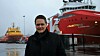 Administrerende direktør Harald Solberg i Norges Rederiforbund. Bak til venstre ligger supplyskipet Viking Energy som skal få installert en ammoniakkdrevet brenselcelle om bord.