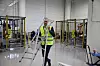 Gisle Frydenlund tar i et tak for å få alt klart til offisiell åpning.
