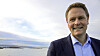 Direktør Harald Solberg viser frem utsikten fra tårnet i Rederiforbundets lokaler. Som seg hør og bør er det ikke langt til sjøen.
