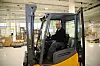 Operatør Hallgrim Asperheim er en av to driftsoperatører. Paller med battericeller fra LG Chem kjører med truck til første celle. Deretter går alt automatisk.Første robotcelle forsynes med pall