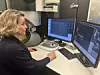 Patricia Carvalho i Sintef ser her på dypingitt med transmisjonselektronmikroskopet på Nortem i Oslo. Foto: Sintef