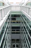 Nytt bibliotek bygd over stasjon og trikkespor, Wien.