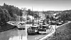 Livlig trafikk på den lille dammen Höljan ved slusene i Trollhättan. Foto fra 1911, altså før dagens sluser var satt i drift. Foto: Wikimedia Commons