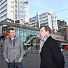 Tore Ulvin, prosjektsjef i Storebrand Eiendom, og Anders Berggren, administrerende direktør i Storebrand Eiendom, foran bygget slik det står i dag. Foto: Storebrand
