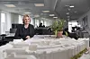 Bærekraft er viktig for Åsa Bergman, som forsøker å gjøre riktige valg ved å kjøre elbil, spise mye vegetarmat og velge bærekraftige materialer på sommerhuset hun fikk bygget seg til 50-årsdagen. Foto: Allis Nettréus