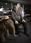 Berømt: Ved siden av kontorpulten i åpent landskap hos Lundin står en elefant med en hatt som det står «Avaldsnes» på – det var en gave fra Ian Lundin etter at Rønnevik og hans kolleger fant «elefanten» Johan Sverdrup. Foto: Sverre Chr. Jarild