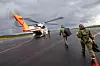 Gunnerud hadde seg en liten rundtur over Florø tidligere denne dagen, i forbindelse med åpning av redningshelikopterbasen her. Her er paradeuniformen pakket ned, og Gunnerud (midten) på vei inn i AW101 som skal frakte ham til Ørland flystasjon. Foto: Marius Valle