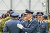Øivind Gunnerud (midten) inspiserer soldater og veteraner i forbindelse med seremoni for innsettelse av ny sjef for 132 luftving og Ørland flystasjon. Foto: Marius Valle