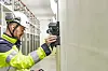 Johan Besse Stamnes i Birdsview skanner betongveggen i Sandviken transformatorstasjon med en håndholdt bakkepenetrerende radar. Det sparer BKK for opp til 200.000 kroner. Identifiserende informasjon på trafoene er sladdet.