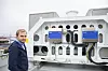 Ifølge regjeringen finnes det ikke tilgjengelig teknologi for nullutslipps hurtigbåter. Det er feil, ifølge Norled og Fjord1. Bygginspektør Rikard Kolbjørnsen i Norled viser batteriene på MS Baronessen. De kan byttes med fulladet batteri ved hjelp av en robot på kai. Foto: Tore Stensvold