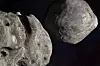 Om en asteroide mot alle odds treffer jordas atmosfære og ikke brenner opp på veien, kan den forårsake store ødeleggelser, på størrelse med ... Et treff fra kjempestor asteroide ville utryddet alt liv på jorda. I jordas tidlige barndom forekom noen kjempetreff. Illustrasjon: NASA / N... Om nødvendig kan asteroiders bane fysisk påvirkes av mennesker, for å unngå at de treffer jorda. I 2022 testet NASA sin romsonde DART. Den kolliderte med asteroiden Dimorphos (t v) som ble avbøyd merkbart i sin bane med månen Didymos (t h)
