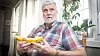 Sjefsforsker i Havforskningsinstituttet, Arne Bjørge. Her med en bananpinger. Foto: Eirik Helland Urke