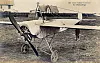Den nye Fokker Eindecker (endekker) på et postkort fra 1914, og foreløpig uten maskingevær. Trolig sitter konstruktøren selv i cockpiten. Foto: Wikimedia Commons