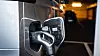 En Volkswagen ID. Buzz hurtiglader ved en Eviny-stasjon i Oslo. Eviny er blant operatørene som er i ferd med å rulle ut Autocharge, men ID. Buzz vil ikke kunne benytte seg av løsningen.