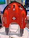 Livbøye: Den gamle runde livbøya som du kaster ut til folk som kaver i vannet er så 2019. Dolphin 1 Smart Lifebuoy suser avgårde mer enn 500 meter i 15 km/t med to elektrisk drevne vannjetmotorer og henter hjem den forulykkede.
