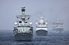 Den britiske fregatten HMS Richmond (t.v.) ble denne våren utstyrt med Naval Strike Missile. Her seiler skipet sammen den norske fregatten KNM Roald Amundsen og det norske logistikkskipet KNM Maud (t.h.) under Operation Highmast, som fortsatt pågår.