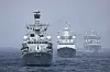 Den britiske fregatten HMS Richmond (t.v.) ble denne våren utstyrt med Naval Strike Missile. Her seiler skipet sammen den norske fregatten KNM Roald Amundsen og det norske logistikkskipet KNM Maud (t.h.) under Operation Highmast, som fortsatt pågår.