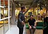 Assev har full oversikt over alle oppstarstbedriftene på huset, og andre startups tilknyttet miljøet. Veien er kort fra en varm hilsen til entusiastisk fremsnakking av de forskjellige bedriftene. Her hilser han på Christine Spiten i Blueye, som var på Startup Lab for å holde et foredrag på Oslo Innovation Week. Foto: Andrea Bruer/tu.no