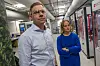 Elinor-sjef og batterigründer Arne Fredrik Lånke, her sammen med medgründer Dorte Bae Solvang ved en tidligere anledning, mener utvalget som foreslår å skrote regjeringens batterisatsing ikke har satt seg godt nok inn i bransjen.