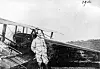 Den franske skvadronlederen Jacques Balsan ved et Nieuport-fly i 1916. Det er bevæpnet med Le Prieur-raketter, som ble brukt til å skyte ned tyske observasjonsballonger på Vestfronten. Slike oppdrag var langt fra ufarlige, piloten måtte stupe ned og fyre av rakettene på kort hold. Foto: Familien Balsans arkiv/Wikimedia Commons