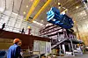 Motor nummer tre (av seks) løftes om bord på Nexans Aurora. Seks motorer fra Bergen Engines installeres på Nexans Aurora. Hver motor/generatorsett er på 3600/3450 kW.